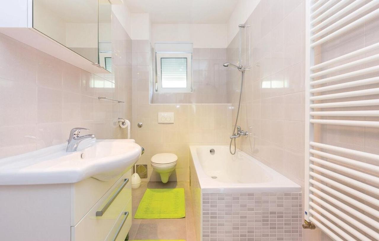 Big White Apartment Novi Vinodolski Ngoại thất bức ảnh